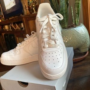 Women’s size 8.5 Air Force 1” 07